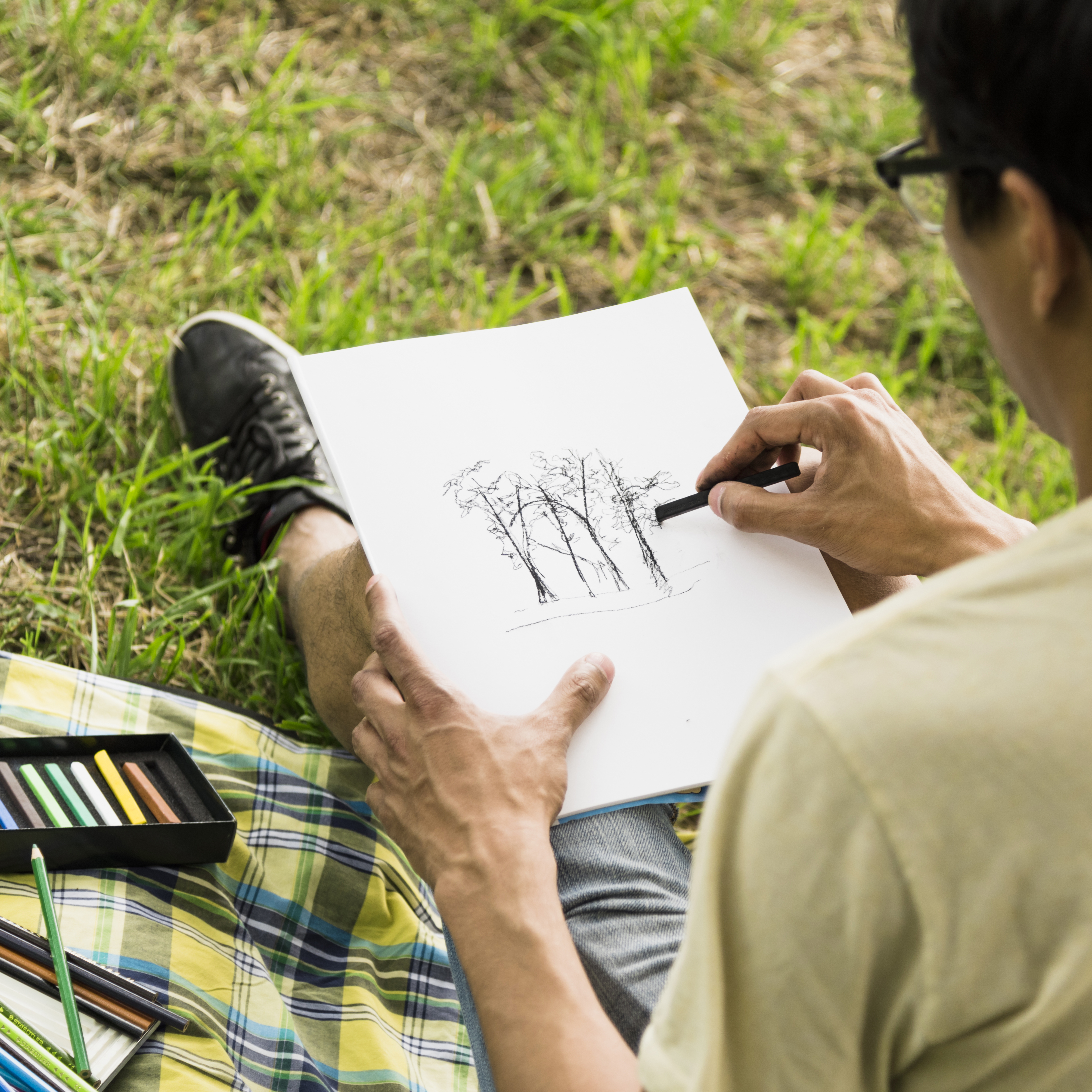Oficina gratuita de desenho com modelo vivo ao ar livre está com inscrições abertas até quinta-feira em Santos Dumont